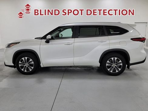 Used 2023 Toyota Highlander XLE AWD/4WD image 5