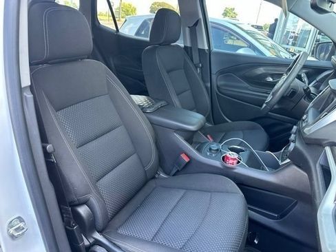 Used 2024 GMC Terrain SLE w/ Driver Convenience Package FWD image 8