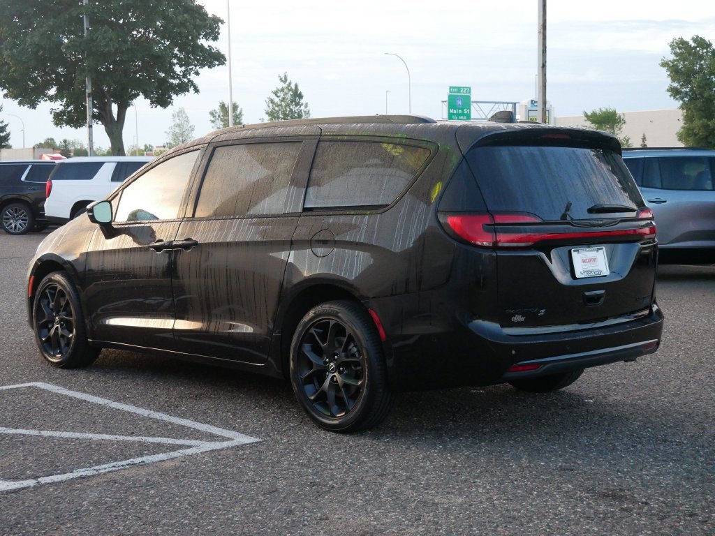 Used 2025 Chrysler Pacifica Limited AWD/4WD image 7