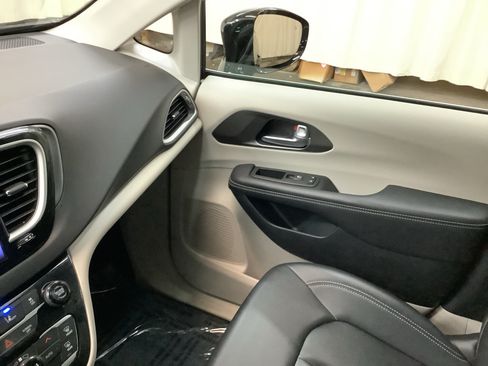 Used 2024 Chrysler Pacifica Touring-L FWD image 20