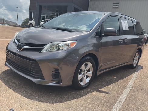 Used 2020 Toyota Sienna LE w/ LE Preferred Package FWD image 9
