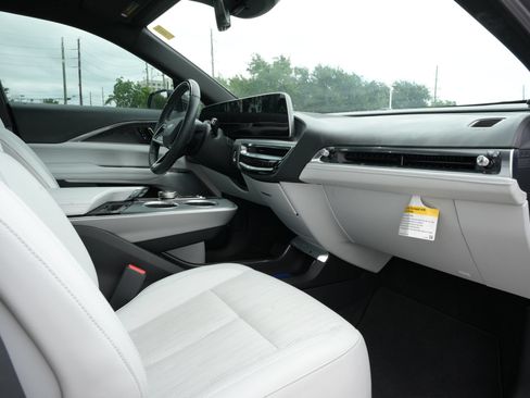 Certified 2024 Cadillac Lyriq Luxury AWD/4WD image 24