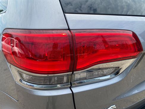 Used 2018 Jeep Grand Cherokee Limited image 19