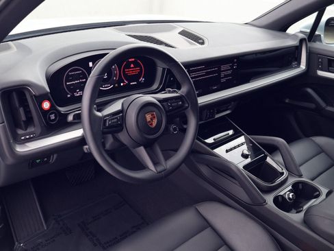 Certified 2025 Porsche Cayenne AWD/4WD image 4
