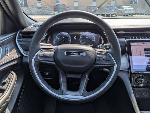 Certified 2024 Jeep Grand Cherokee Limited w/ Black Appearance Package AWD/4WD image 14