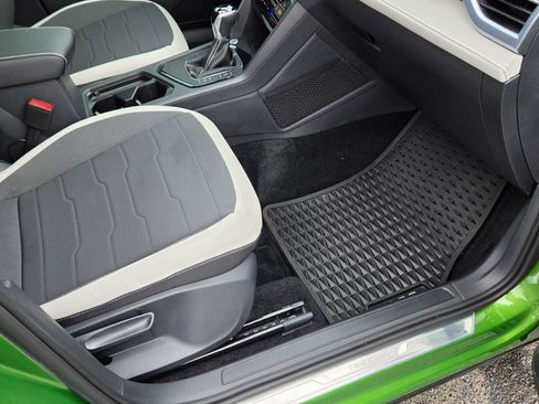 Certified 2025 Volkswagen Taos SE w/ Panoramic Sunroof Package FWD image 46