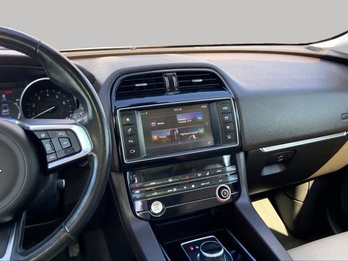 Used 2018 Jaguar F-PACE Prestige AWD/4WD image 7