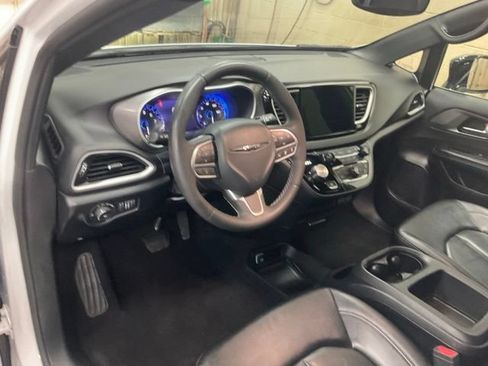 Used 2025 Chrysler Pacifica Select FWD image 6