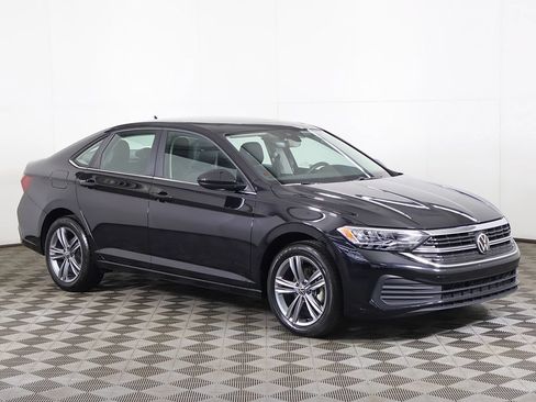 Used 2024 Volkswagen Jetta SE FWD image 2