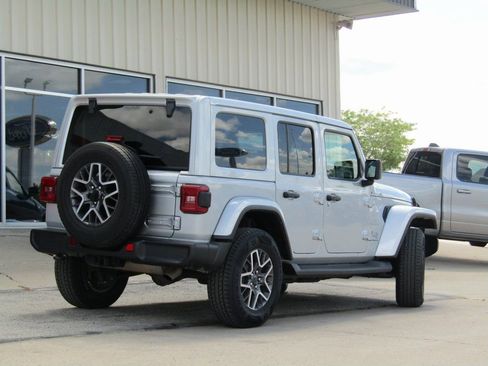 Used 2024 Jeep Wrangler Sahara image 3