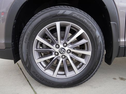 Used 2019 Toyota Highlander XLE image 13