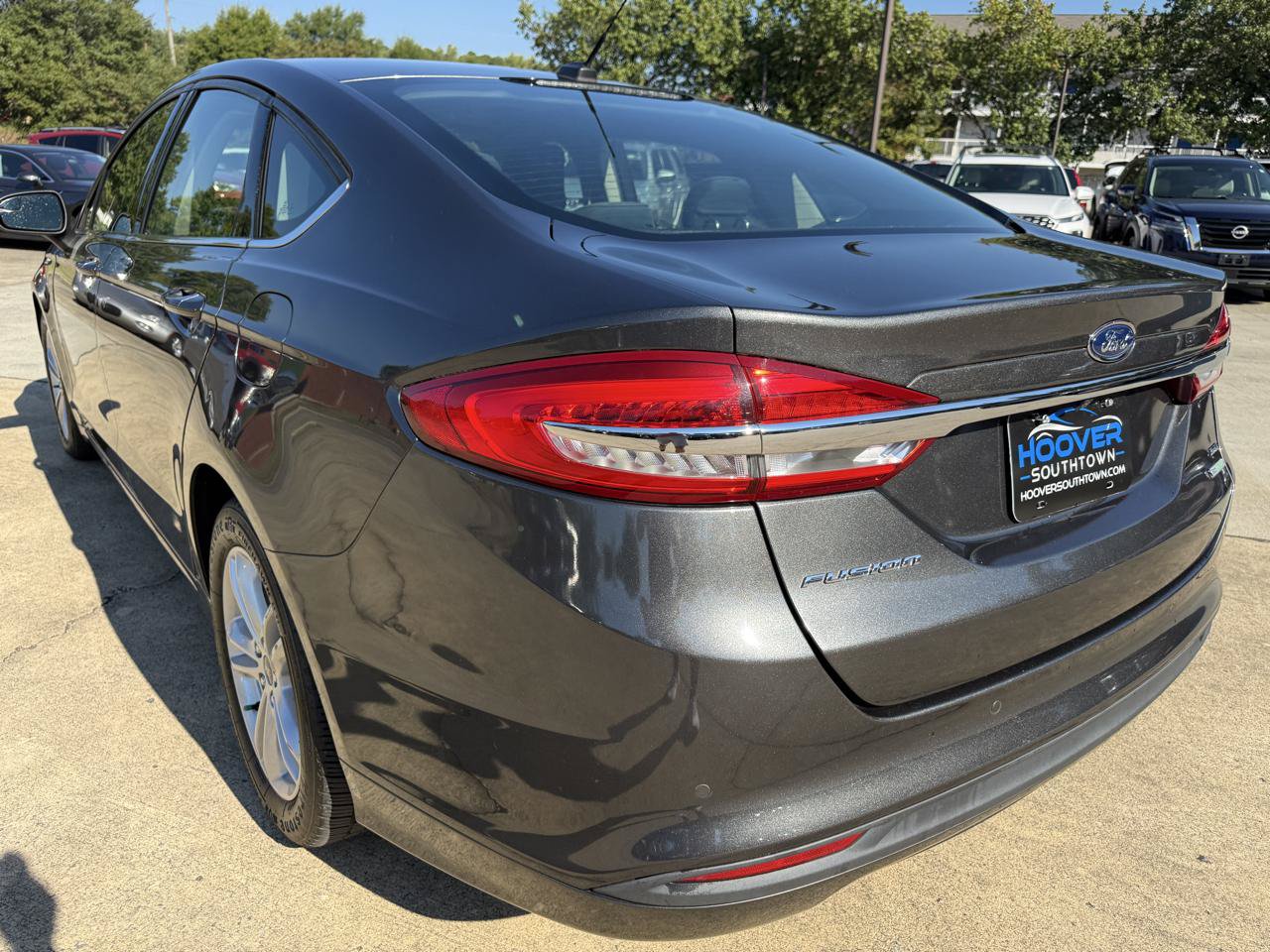 Used 2018 Ford Fusion SE w/ Fusion SE Technology Package FWD image 3