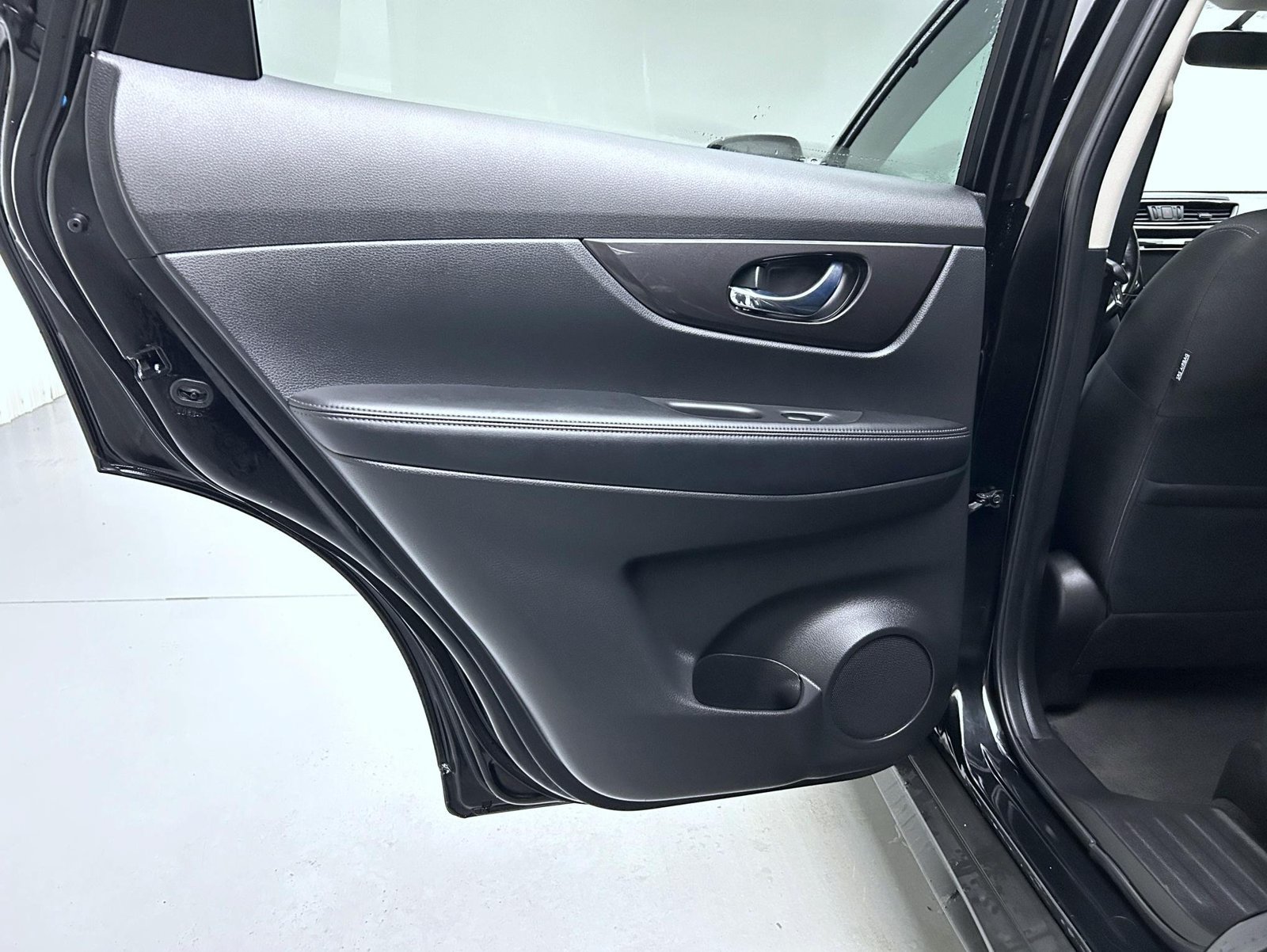 Used 2018 Nissan Rogue SV AWD/4WD image 20