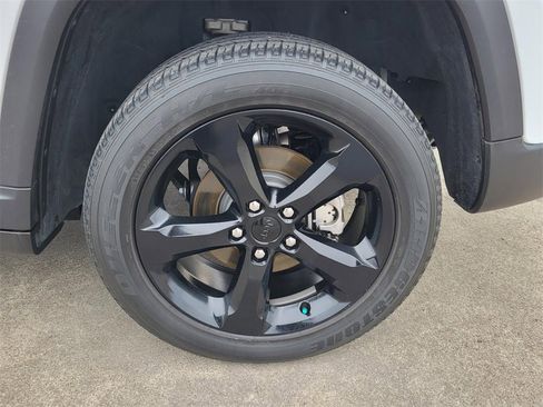 Used 2023 Jeep Grand Cherokee Altitude image 32