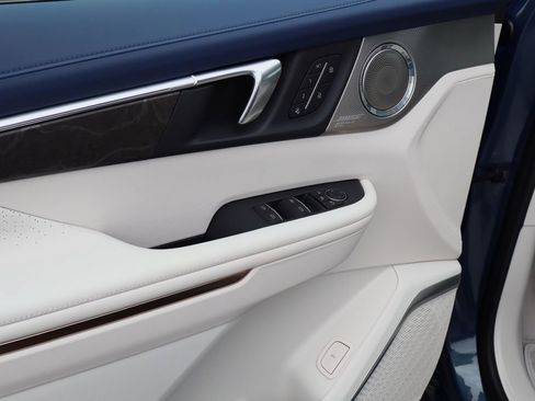 Used 2025 Buick Enclave Avenir image 19