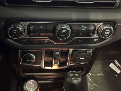 New 2026 Jeep Wrangler Unlimited Sahara AWD/4WD image 19