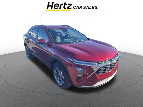 Used 2025 Chevrolet Trax LT image 1