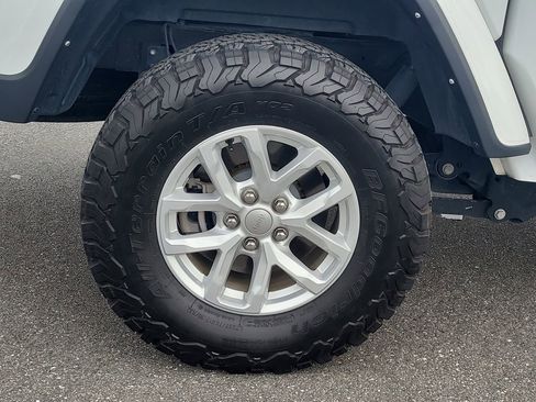 Used 2023 Jeep Gladiator Sport AWD/4WD image 5