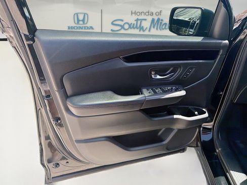 Used 2025 Honda Pilot TrailSport image 19