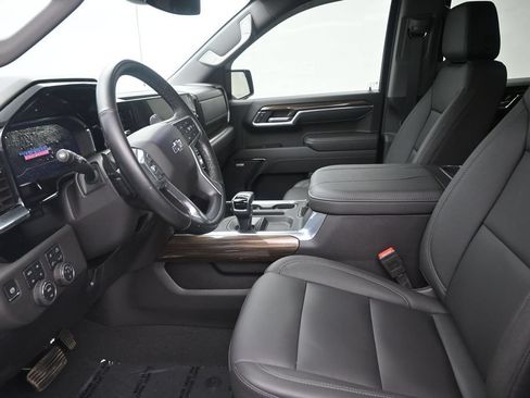 Used 2025 Chevrolet Silverado 1500 LT Trail Boss w/ LT Trail Boss Premium Package AWD/4WD image 12