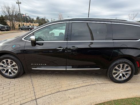 Used 2024 Chrysler Pacifica Pinnacle image 11