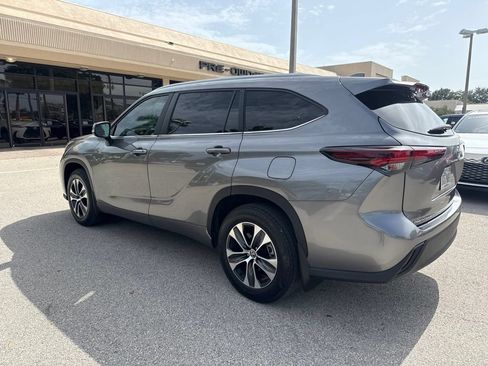 Used 2025 Toyota Highlander XLE FWD image 4