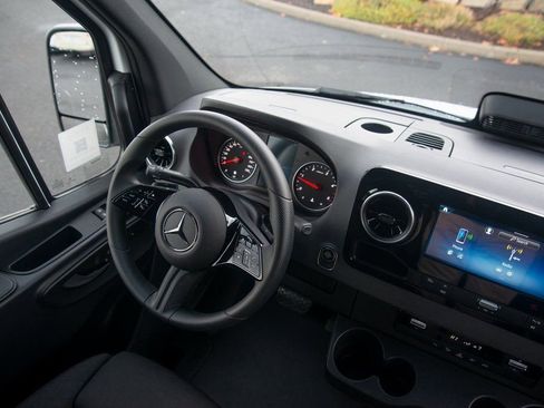 Used 2025 Mercedes-Benz Sprinter 4500 image 27