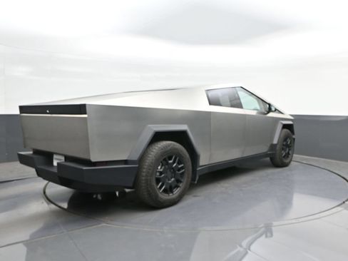 Used 2024 Tesla Cybertruck AWD Crew Cab image 11