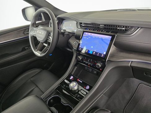 Used 2023 Jeep Grand Cherokee Overland w/ Luxury Tech Group IV AWD/4WD image 43