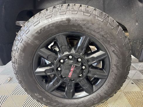 Used 2025 GMC Sierra 2500 AT4 image 33