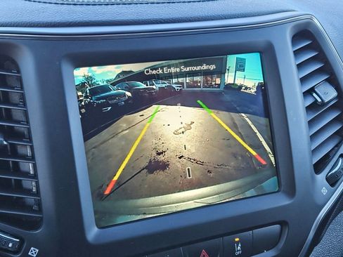 Used 2023 Jeep Cherokee Altitude Lux image 18