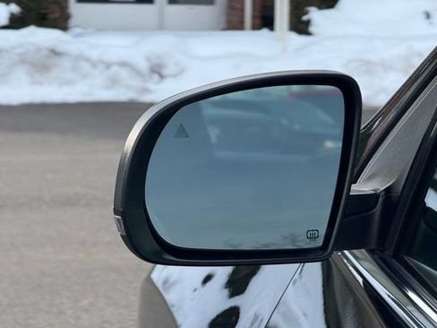 Used 2019 Jeep Cherokee Overland w/ Technology Group image 12