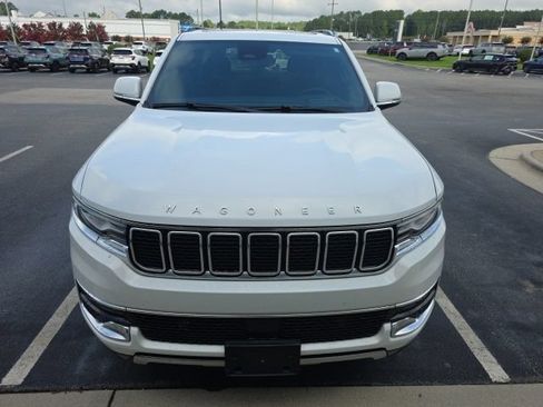 Used 2022 Jeep Wagoneer Series III w/ Premium Group I AWD/4WD image 2