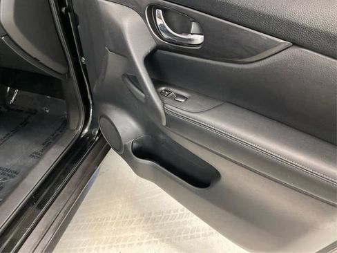 Used 2017 Nissan Rogue SV image 25