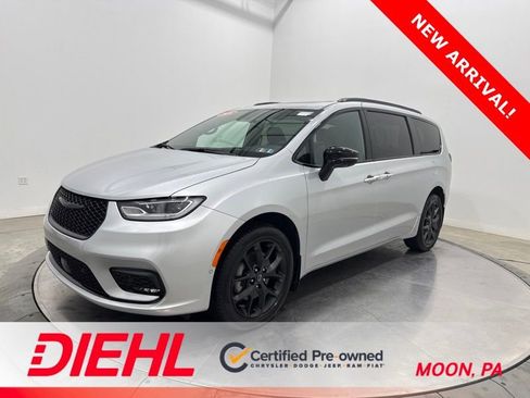 Used 2026 Chrysler Pacifica Limited w/ S Appearance Package AWD/4WD image 3