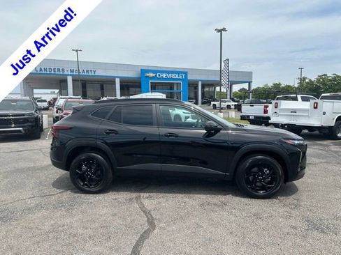New 2026 Chevrolet Trax LT w/ Midnight Edition FWD image 2