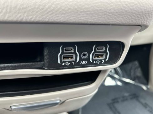 Used 2024 Chrysler Pacifica Touring-L image 33