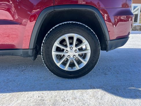 Used 2022 Jeep Grand Cherokee Laredo E w/ Security & Convenience Group image 9