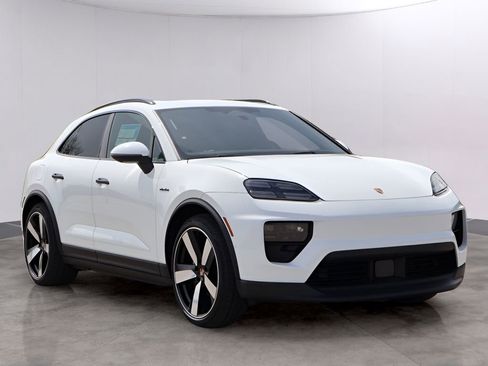 New 2026 Porsche Macan 4 Electric image 11