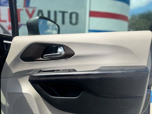 Used 2019 Chrysler Pacifica Touring-L FWD image 43