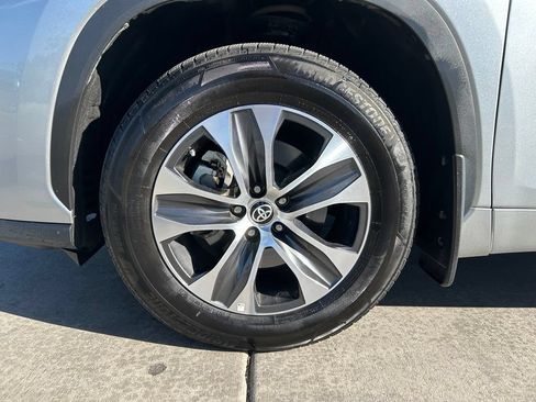 Used 2021 Toyota Highlander XLE AWD/4WD image 31