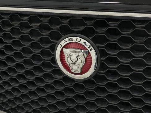 Used 2020 Jaguar F-PACE Premium image 38