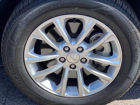 Used 2019 Jeep Cherokee Latitude w/ Popular Appearance Group image 4