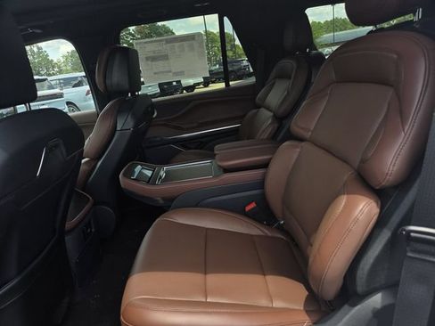 New 2026 Lincoln Navigator Reserve AWD/4WD image 16