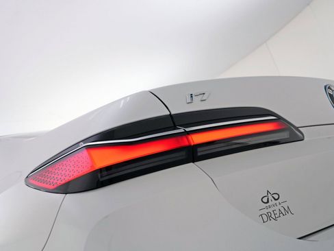 Used 2023 BMW i7 xDrive60 AWD/4WD image 73