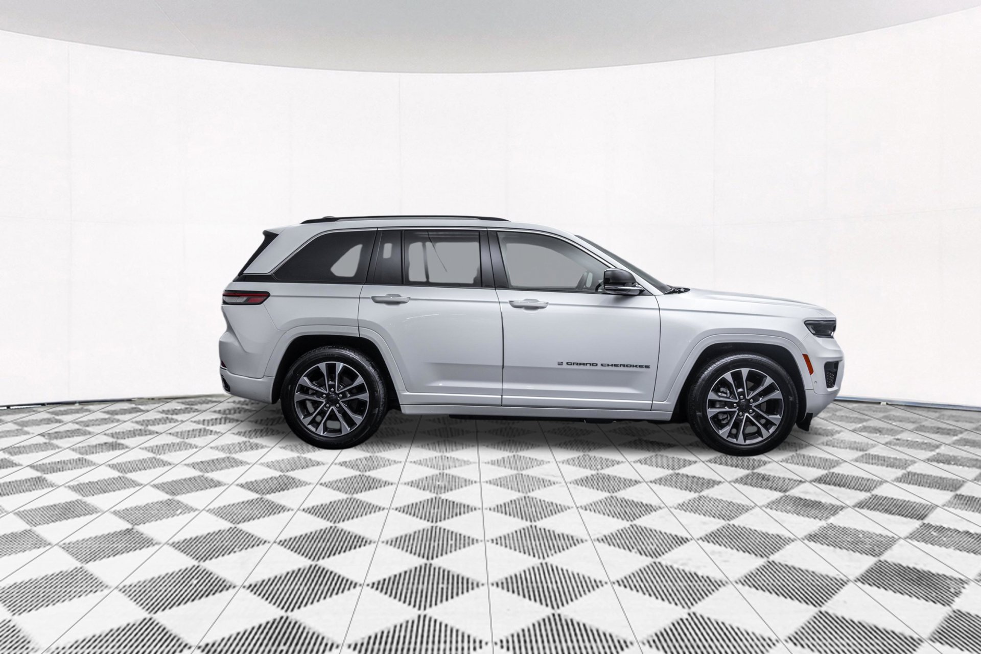 Used 2022 Jeep Grand Cherokee Overland w/ Advanced Protech Group III AWD/4WD image 14