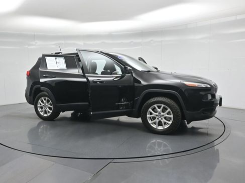 Used 2017 Jeep Cherokee Latitude w/ Trailer Tow Group AWD/4WD image 32