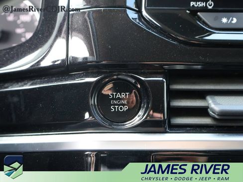 Used 2025 Nissan Pathfinder SV FWD image 33