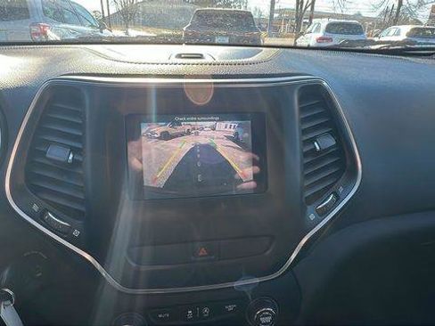 Used 2019 Jeep Cherokee Latitude w/ Cold Weather Group image 28