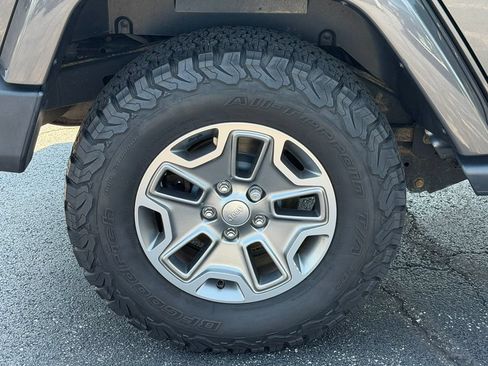 Used 2017 Jeep Wrangler Unlimited Rubicon w/ Connectivity Group AWD/4WD image 12